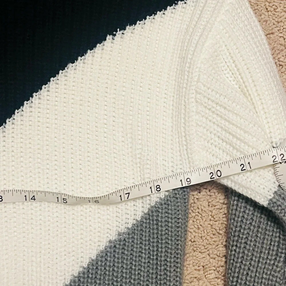 Sweater without a size but fits like a Large - Picture 3 of 5
